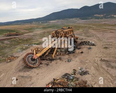 Ein riesiger Schaufelbagger, der nach Abschluss von Arbeiten im Braunkohlebergwerk in den meisten Regionen, in der tschechischen republik, in Europa, zerlegt wird, um Metall zu schrotten Stockfoto