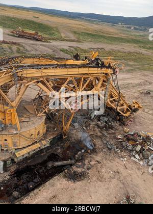 Ein riesiger Schaufelbagger, der nach Abschluss von Arbeiten im Braunkohlebergwerk in den meisten Regionen, in der tschechischen republik, in Europa, zerlegt wird, um Metall zu schrotten Stockfoto