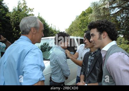 Minister Dirk Kempthorne und Helfer von Popmusikstars, den Jonas Brothers - Kevin, Joe und Nick - für die Arbeit am PSA-Video (Public Service Announcement), aufgenommen im Weißen Haus South Lawn, um die Kampagne „Get Outdoors, IT's Your“ zu fördern Stockfoto