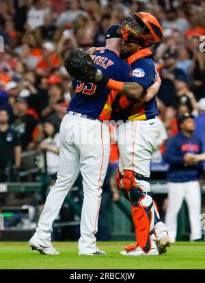 Houston, Texas, USA. 8. Juli 2023. Houston Astros RYAN PRESSLY (55) und MARTIN MALDONADO (15) feiern nach dem Finalspiel während des Spiels zwischen den Seattle Mariners und den Houston Astros im Minute Maid Park. Die Houston Astros besiegten die Seattle Mariners 3-2. (Kreditbild: © Jerome Hicks/ZUMA Press Wire) NUR REDAKTIONELLE VERWENDUNG! Nicht für den kommerziellen GEBRAUCH! Stockfoto