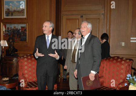 Unterzeichnungsveranstaltung für die Vereinbarung über die Innenpolitik und die Landwirtschaft und damit zusammenhängende Aktivitäten im Hauptinneren, wobei Innenminister Dirk Kempthorne und Landwirtschaftsminister Ed Schafer die Arbeiten leiteten Stockfoto