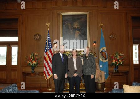 Sekretär Dirk Kempthorne und Berater, die im Hauptinneren von dem ehemaligen Innenminister Gale Norton und Nortons Ehemann John Hughes besucht werden Stockfoto