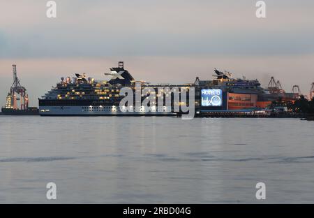 Kreuzfahrtschiff Celebrity Millennium beleuchtet im Hafen von Manila Bay, Philippinen Tourismus, Asien-Pazifik Premium Kreuzfahrten, Hafenkrane, Hafen Stockfoto