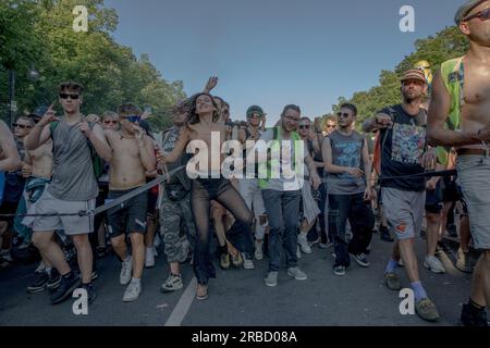 Berlin, Deutschland. 08. Juli 2023. Am 8. Juli 2023 zeigten etwa 200.000 Menschen bemerkenswerte Resilienz und Leidenschaft, indem sie an der Demonstration „Rave the Planet“ im Berliner Tiergarten teilnahmen. Trotz des heißen Wetters versammelten sich die Teilnehmer in großer Zahl auf der berühmten Straße des 17. Juni marschierte zwischen dem Brandenburger Tor und dem großen Stern, der Siegessäule. (Foto: Michael Kuenne/PRESSCOV/Sipa USA) Guthaben: SIPA USA/Alamy Live News Stockfoto