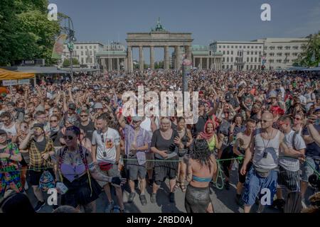 Berlin, Deutschland. 08. Juli 2023. Am 8. Juli 2023 zeigten etwa 200.000 Menschen bemerkenswerte Resilienz und Leidenschaft, indem sie an der Demonstration „Rave the Planet“ im Berliner Tiergarten teilnahmen. Trotz des heißen Wetters versammelten sich die Teilnehmer in großer Zahl auf der berühmten Straße des 17. Juni marschierte zwischen dem Brandenburger Tor und dem großen Stern, der Siegessäule. (Foto: Michael Kuenne/PRESSCOV/Sipa USA) Guthaben: SIPA USA/Alamy Live News Stockfoto