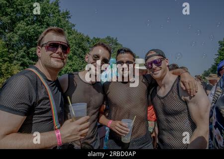 Berlin, Deutschland. 08. Juli 2023. Am 8. Juli 2023 zeigten etwa 200.000 Menschen bemerkenswerte Resilienz und Leidenschaft, indem sie an der Demonstration „Rave the Planet“ im Berliner Tiergarten teilnahmen. Trotz des heißen Wetters versammelten sich die Teilnehmer in großer Zahl auf der berühmten Straße des 17. Juni marschierte zwischen dem Brandenburger Tor und dem großen Stern, der Siegessäule. (Foto: Michael Kuenne/PRESSCOV/Sipa USA) Guthaben: SIPA USA/Alamy Live News Stockfoto