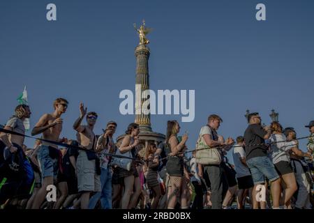 Berlin, Deutschland. 08. Juli 2023. Am 8. Juli 2023 zeigten etwa 200.000 Menschen bemerkenswerte Resilienz und Leidenschaft, indem sie an der Demonstration „Rave the Planet“ im Berliner Tiergarten teilnahmen. Trotz des heißen Wetters versammelten sich die Teilnehmer in großer Zahl auf der berühmten Straße des 17. Juni marschierte zwischen dem Brandenburger Tor und dem großen Stern, der Siegessäule. (Foto: Michael Kuenne/PRESSCOV/Sipa USA) Guthaben: SIPA USA/Alamy Live News Stockfoto