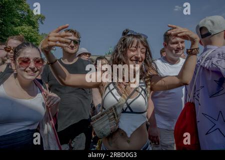 Berlin, Deutschland. 08. Juli 2023. Am 8. Juli 2023 zeigten etwa 200.000 Menschen bemerkenswerte Resilienz und Leidenschaft, indem sie an der Demonstration „Rave the Planet“ im Berliner Tiergarten teilnahmen. Trotz des heißen Wetters versammelten sich die Teilnehmer in großer Zahl auf der berühmten Straße des 17. Juni marschierte zwischen dem Brandenburger Tor und dem großen Stern, der Siegessäule. (Foto: Michael Kuenne/PRESSCOV/Sipa USA) Guthaben: SIPA USA/Alamy Live News Stockfoto