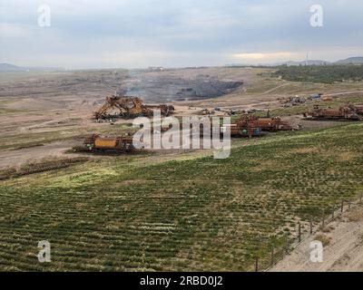 Ein riesiger Schaufelbagger, der nach Abschluss von Arbeiten im Braunkohlebergwerk in den meisten Regionen, in der tschechischen republik, in Europa, zerlegt wird, um Metall zu schrotten Stockfoto