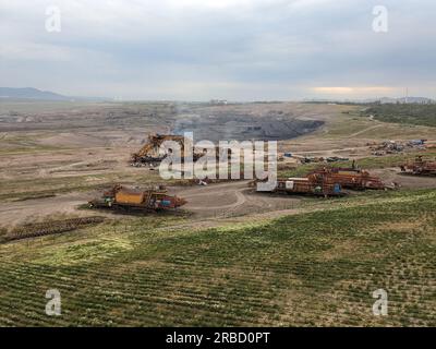 Ein riesiger Schaufelbagger, der nach Abschluss von Arbeiten im Braunkohlebergwerk in den meisten Regionen, in der tschechischen republik, in Europa, zerlegt wird, um Metall zu schrotten Stockfoto