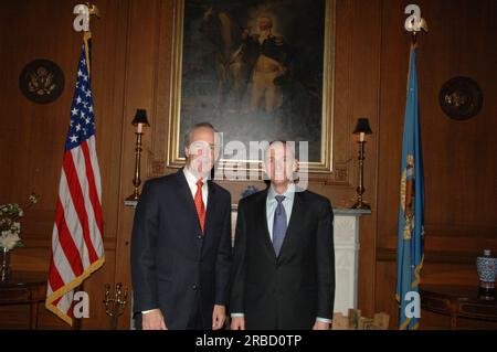 Minister Dirk Kempthorne wird von Joe Edwards im Hauptinneren besucht Stockfoto