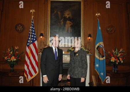 Sekretär Dirk Kempthorne und Berater, die im Hauptinneren von dem ehemaligen Innenminister Gale Norton und Nortons Ehemann John Hughes besucht werden Stockfoto