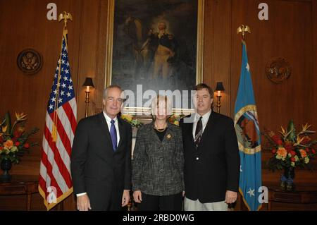 Sekretär Dirk Kempthorne und Berater, die im Hauptinneren von dem ehemaligen Innenminister Gale Norton und Nortons Ehemann John Hughes besucht werden Stockfoto