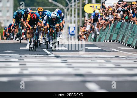 Frankreich. 08. Juli 2023. Foto von Alex Whitehead/SWpix.com - 08/07/2023 - Radfahren - 2023 Tour de France - Stage 8: Libourne to Limoges (200,7km) - Mads Pedersen von Lidl-Trek gewinnt die Bühne. Kredit: SWpix/Alamy Live News Stockfoto