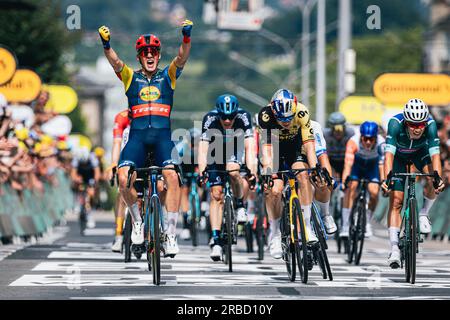 Frankreich. 08. Juli 2023. Foto von Alex Whitehead/SWpix.com - 08/07/2023 - Radfahren - 2023 Tour de France - Bühne 8: Libourne nach Limoges (200,7km) - Mads Pedersen von Lidl-Trek feiert den Sieg der Bühne. Kredit: SWpix/Alamy Live News Stockfoto