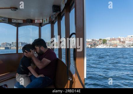 Victoria, British Columbia, Kanada. 8. Juli 2023. Ein Mann küsst seinen Sohn, während er in einem Taxi in Victoria, Kanada, fährt. (Kreditbild: © Matias Basualdo/ZUMA Press Wire) NUR REDAKTIONELLE VERWENDUNG! Nicht für den kommerziellen GEBRAUCH! Stockfoto