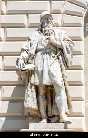 WIEN, ÖSTERREICH - 13. JUNI 2023: Statue von Leonardo da Vinci von Edmund Hofmann von Aspern Burg, 1900. Stockfoto