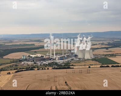 Pocerady, Tschechische republik - Panoramablick auf das Kohlekraftwerk Pocerady mit Schornsteinen und Kühltürmen mitten im Nirgendwo Stockfoto