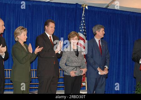 Ankündigung, im Sewall-Belmont House auf Capitol Hill, der Einführung eines parteiübergreifenden Kongressgesetzes für die permanente Genehmigung der Programme "Preserve America" und "Save America's Treasures", mit Secretary Dirk Kempthorne, der First Lady Laura Bush, New York Senatorin Hillary Clinton, New Mexico Senator Pete Domenici, Der North Carolina Congressman Brad Miller, der Ohio Congressman Miichael Turner, der Vorsitzende des Advisory Council on Historic Preservation, John Nau III., und der Präsident des National Trust for Historic Preservation, Richard Moe, gehören zu den Rednern Stockfoto