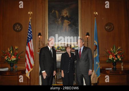 Präsident George W. Bush bei einem Besuch im Innenraum, der mit Minister Dirk Kempthorne und Spitzenhelfern im und um das Büro des Sekretärs sprach und posierte Stockfoto