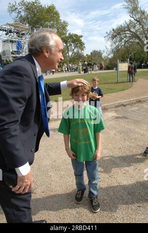 Besuch von Minister Dirk Kempthorne in Yorktown, Virginia, um die Grundsatzrede anlässlich des 225.-jährigen Jubiläums der Schlacht von Yorktown zu halten. Zu den anderen Würdenträgern, die für die Gedenkveranstaltungen zur Verfügung standen, zählten die Senatoren John Warner und George Allen, ehemaliger US-amerikanischer Senator Armeeminister John Marsh, französischer Botschafter in den USA Jean-David Levitte und die französische Verteidigungsministerin Michelle Alliot-Marie. Stockfoto