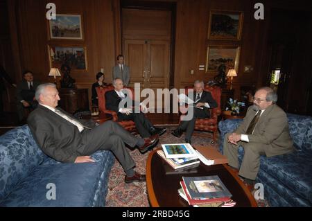 Unterzeichnungsveranstaltung für die Vereinbarung über die Innenpolitik und die Landwirtschaft und damit zusammenhängende Aktivitäten im Hauptinneren, wobei Innenminister Dirk Kempthorne und Landwirtschaftsminister Ed Schafer die Arbeiten leiteten Stockfoto