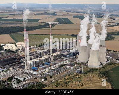 Pocerady, Tschechische republik - Panoramablick auf das Kohlekraftwerk Pocerady mit Schornsteinen und Kühltürmen mitten im Nirgendwo Stockfoto