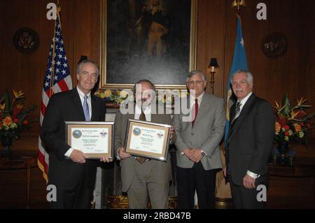 Unterzeichnungsveranstaltung für die Vereinbarung über die Innenpolitik und die Landwirtschaft und damit zusammenhängende Aktivitäten im Hauptinneren, wobei Innenminister Dirk Kempthorne und Landwirtschaftsminister Ed Schafer die Arbeiten leiteten Stockfoto
