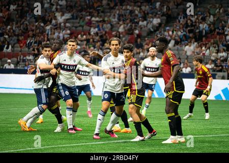 Vancouver, Kanada. 08. Juli 2023. Vancouver, British Columbia, Kanada, Juli 8. 2023: Die Spieler machen sich bereit für einen Eckstoß während des Major League Soccer-Spiels zwischen dem Vancouver Whitecaps FC und dem Seattle Sounders FC im BC Place Stadium in Vancouver, British Columbia, Kanada (NUR REDAKTIONELLE VERWENDUNG). (Amy Elle/SPP) Guthaben: SPP Sport Press Photo. Alamy Live News Stockfoto