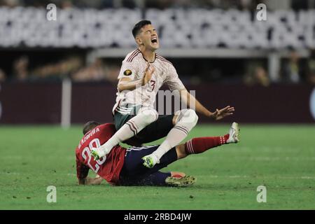 Arlington, Texas, USA. 8. Juli 2023. Mexikos CESAR MONTES (3) und Costa Ricas WILMER AZOFEIFA (20) treffen sich während des Viertelfinals des Gold Cup am Samstagabend im AT&T Stadium in Arlington, Texas. (Kreditbild: © Brian McLean/ZUMA Press Wire) NUR REDAKTIONELLE VERWENDUNG! Nicht für den kommerziellen GEBRAUCH! Kredit: ZUMA Press, Inc./Alamy Live News Stockfoto