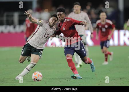 Arlington, Texas, USA. 8. Juli 2023. Mexikos JORGE SANCHEZ (19) und Costa Ricas JOSIMAR ALCOCER (8) kämpfen um Position und Ball während des Gold Cup Viertelfinales am Samstagabend im AT&T Stadium in Arlington, Texas. (Kreditbild: © Brian McLean/ZUMA Press Wire) NUR REDAKTIONELLE VERWENDUNG! Nicht für den kommerziellen GEBRAUCH! Kredit: ZUMA Press, Inc./Alamy Live News Stockfoto