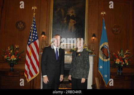 Sekretär Dirk Kempthorne und Berater, die im Hauptinneren von dem ehemaligen Innenminister Gale Norton und Nortons Ehemann John Hughes besucht werden Stockfoto