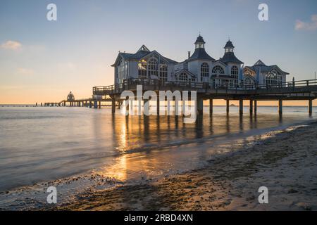 Die Seebrücke Sellin auf Rügen an der Ostsee erstrahlt in ihrer ganzen Pracht, eine fesselnde Szene, als die ersten Sonnenstrahlen am Horizont tanzen Stockfoto