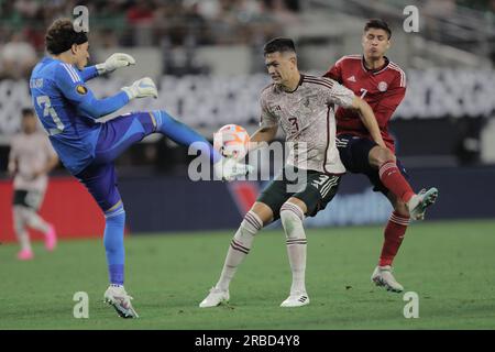 Arlington, Texas, USA. 8. Juli 2023. Mexikanischer Torwart GUILLERMO OCHOA (13) tritt und lenkt den Ball ab, während Teamkollege CESAR MONTES (3) verhindert, dass ANTHONY CONTRERAS (7) aus Costa Rica den losen Ball annähert. (Kreditbild: © Brian McLean/ZUMA Press Wire) NUR REDAKTIONELLE VERWENDUNG! Nicht für den kommerziellen GEBRAUCH! Kredit: ZUMA Press, Inc./Alamy Live News Stockfoto