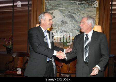 Unterzeichnungsveranstaltung für die Vereinbarung über die Innenpolitik und die Landwirtschaft und damit zusammenhängende Aktivitäten im Hauptinneren, wobei Innenminister Dirk Kempthorne und Landwirtschaftsminister Ed Schafer die Arbeiten leiteten Stockfoto