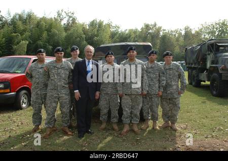 Besuch von Minister Dirk Kempthorne in Yorktown, Virginia, um die Grundsatzrede anlässlich des 225.-jährigen Jubiläums der Schlacht von Yorktown zu halten. Zu den anderen Würdenträgern, die für die Gedenkveranstaltungen zur Verfügung standen, zählten die Senatoren John Warner und George Allen, ehemaliger US-amerikanischer Senator Armeeminister John Marsh, französischer Botschafter in den USA Jean-David Levitte und die französische Verteidigungsministerin Michelle Alliot-Marie. Stockfoto