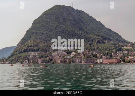 Blick auf das Paradiso-Viertel Lugano und den Monte San Salvatore mit Blick auf den See Lugano, Schweiz Stockfoto