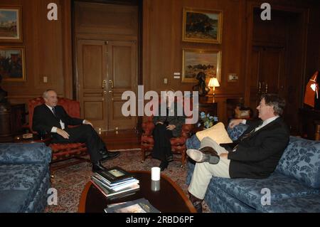 Sekretär Dirk Kempthorne und Berater, die im Hauptinneren von dem ehemaligen Innenminister Gale Norton und Nortons Ehemann John Hughes besucht werden Stockfoto