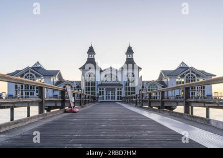 Bei Sonnenaufgang steht die Seebrücke Sellin hoch, umarmt von den sanften Farben des Sonnenaufgangs, ein fesselnder Anblick an den ruhigen Ufern der ostsee Stockfoto