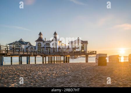 Die Seebrücke Sellin auf Rügen badete in der warmen Umarmung eines atemberaubenden Sonnenaufgangs und lockte Besucher an, die Schönheit des Ostseemorgens zu erleben Stockfoto