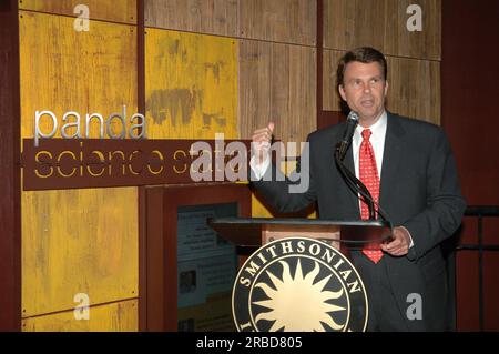 Besuch von Minister Dirk Kempthorne im National Zoo, Washington, D.C., für die Besichtigung und Teilnahme an der Kinder- und Naturveranstaltung zusammen mit National Zoo Director John Berry, Fish and Wildlife Service Director H. Dale Hall, preisgekrönter Journalist und Autor Richard Louv, Larry Selzer, Präsident und Vorstandsvorsitzender des Conservation Fund, und andere Mitglieder der Conservation Community Stockfoto