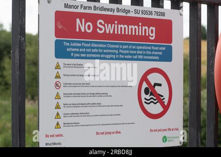 Dorney, Buckinghamshire, Großbritannien. 8. Juli 2023. Keine Schwimmschilder am Jubilee River in Dorney, Buckinghamshire. Im Anschluss an die RLSS UK Ertrinkungsvorbeugungswoche im vergangenen Monat werden die Teams von Windsor & Maidenhead Neighbourhood den ganzen Sommer über Hotspots patrouillieren, in denen Jugendliche als Grabstein in den Jubilee River bekannt sind. Viele Jugendliche wissen nicht, dass sie beim Springen in kaltes Wasser einen Herzstillstand bekommen können, und es gibt versteckte Gefahren im Wasser. Die Themse ist auch bekannt dafür, dass sie Verschmutzungen in den Jubilee River ableitet. Kredit: Maureen McLean/Alamy Live News Stockfoto