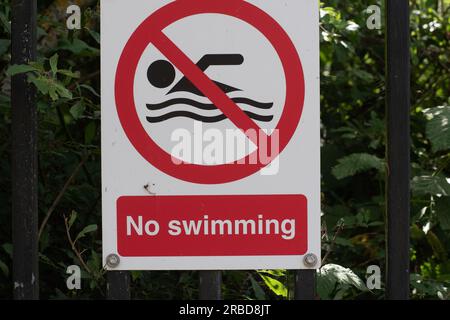 Dorney, Buckinghamshire, Großbritannien. 8. Juli 2023. Keine Schwimmschilder am Jubilee River in Dorney, Buckinghamshire. Im Anschluss an die RLSS UK Ertrinkungsvorbeugungswoche im vergangenen Monat werden die Teams von Windsor & Maidenhead Neighbourhood den ganzen Sommer über Hotspots patrouillieren, in denen Jugendliche als Grabstein in den Jubilee River bekannt sind. Viele Jugendliche wissen nicht, dass sie beim Springen in kaltes Wasser einen Herzstillstand bekommen können, und es gibt versteckte Gefahren im Wasser. Die Themse ist auch bekannt dafür, dass sie Verschmutzungen in den Jubilee River ableitet. Kredit: Maureen McLean/Alamy Live News Stockfoto