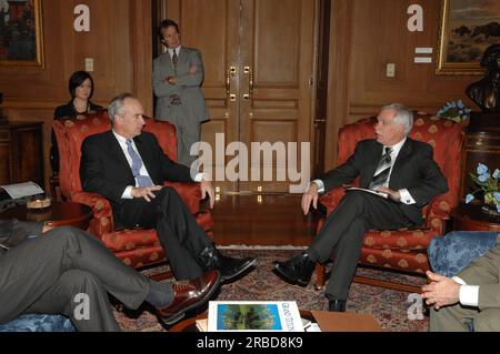 Unterzeichnungsveranstaltung für die Vereinbarung über die Innenpolitik und die Landwirtschaft und damit zusammenhängende Aktivitäten im Hauptinneren, wobei Innenminister Dirk Kempthorne und Landwirtschaftsminister Ed Schafer die Arbeiten leiteten Stockfoto