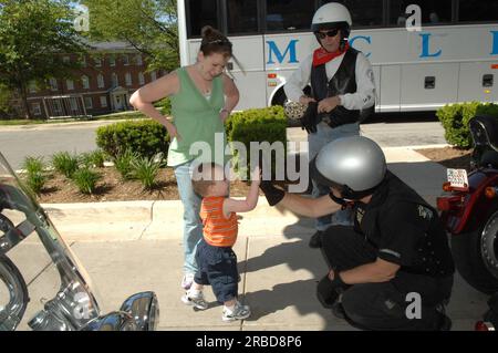 Sekretär Dirk Kempthorne auf Besuch im Walter Reed Hospital während der Vorbereitungen zur jährlichen Rolling Thunder Motorrad-Rallye durch Washington, D.C. Stockfoto
