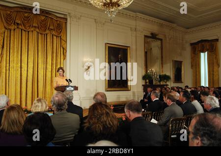 Preserve America Presidential Awards-Veranstaltung im Weißen Haus, wobei der Vorsitzende des Beirats für historische Erhaltung, John Nau III., die Einführung und First Lady Laura Bush die Auszeichnungen für das afrikanische Grabstätte-Projekt in New York City bekannt gibt (was zum African Grabstätte National Monument führt), Das Lower East Side Tenement Museum in New York City, das Corinth and Alcorn County, die Mississippi Heritage Tourism Initiative und das Historic Courthouse Preservation Program in Texas Stockfoto