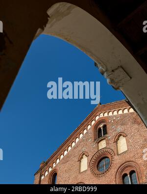 Morimondo, Italien juli 8 2023 - Stadtteil Mailand, Lombardei, Italien, Europa, Zisterzienserabtei Morimondo Stockfoto