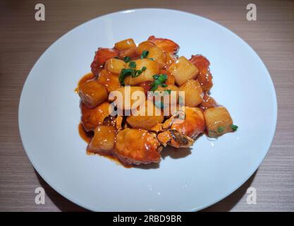 Frische Reiskuchen, gerührt mit Krabben auf dem weißen Teller, fertig zum Essen Stockfoto