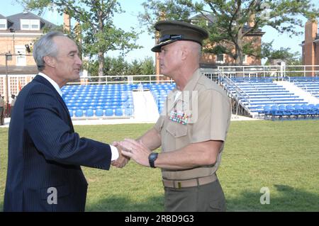 Besuch von Minister Dirk Kempthorne in den Marine Barracks, Washington, D.C., USA Der älteste Posten der Marine Corp und ein nationales historisches Wahrzeichen Stockfoto