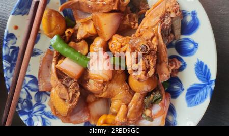 Frisch geschmortes Hähnchen mit grüner Paprika auf dem weißen Teller zum Essen Stockfoto